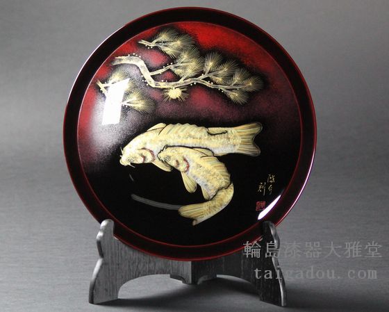 飾皿（はつり型）鯉沈金 275,000円（税込） | 輪島塗の塗師屋 輪島漆器