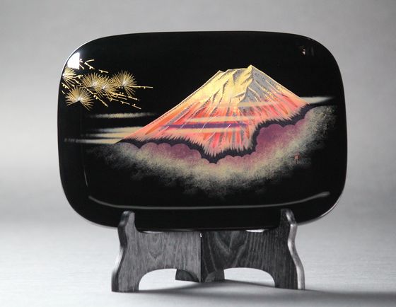 飾皿（小判型）松に富士山沈金 90,200円（税込） | 輪島塗の塗師屋