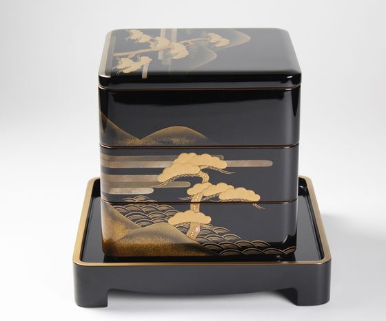 三段重箱 金縁・松に山水蒔絵 1,210,000円（税込） | 輪島塗の塗師屋