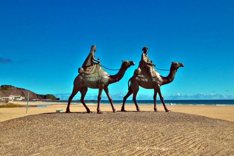 月の沙漠記念像