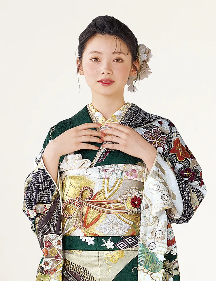 緑色の振袖｜成⼈式の振袖レンタルならTAKAZEN、世界⼀かわいいハタチ