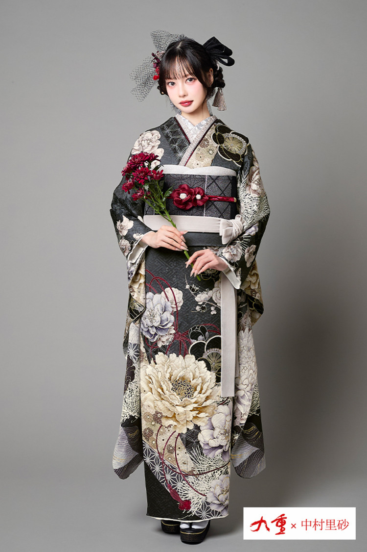 グレーの振袖｜成⼈式の振袖レンタルならTAKAZEN、世界⼀かわいい
