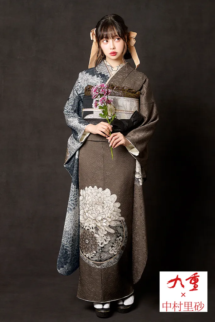 玉城ティナ×紅一点ブランド振袖 白/赤/白ベース 牡丹柄/桜柄 すっきり