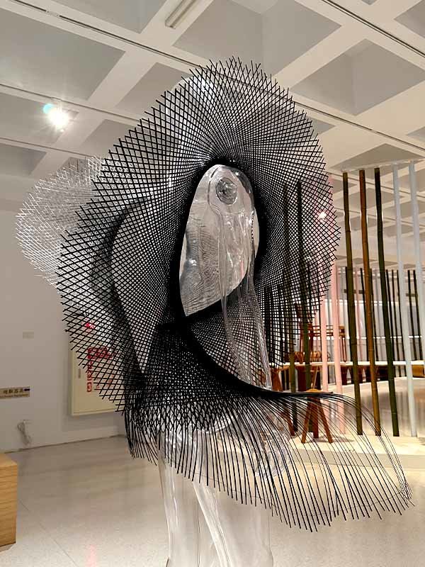 国立台湾工芸研究所で見た竹のドレス - 竹虎四代目がゆく！