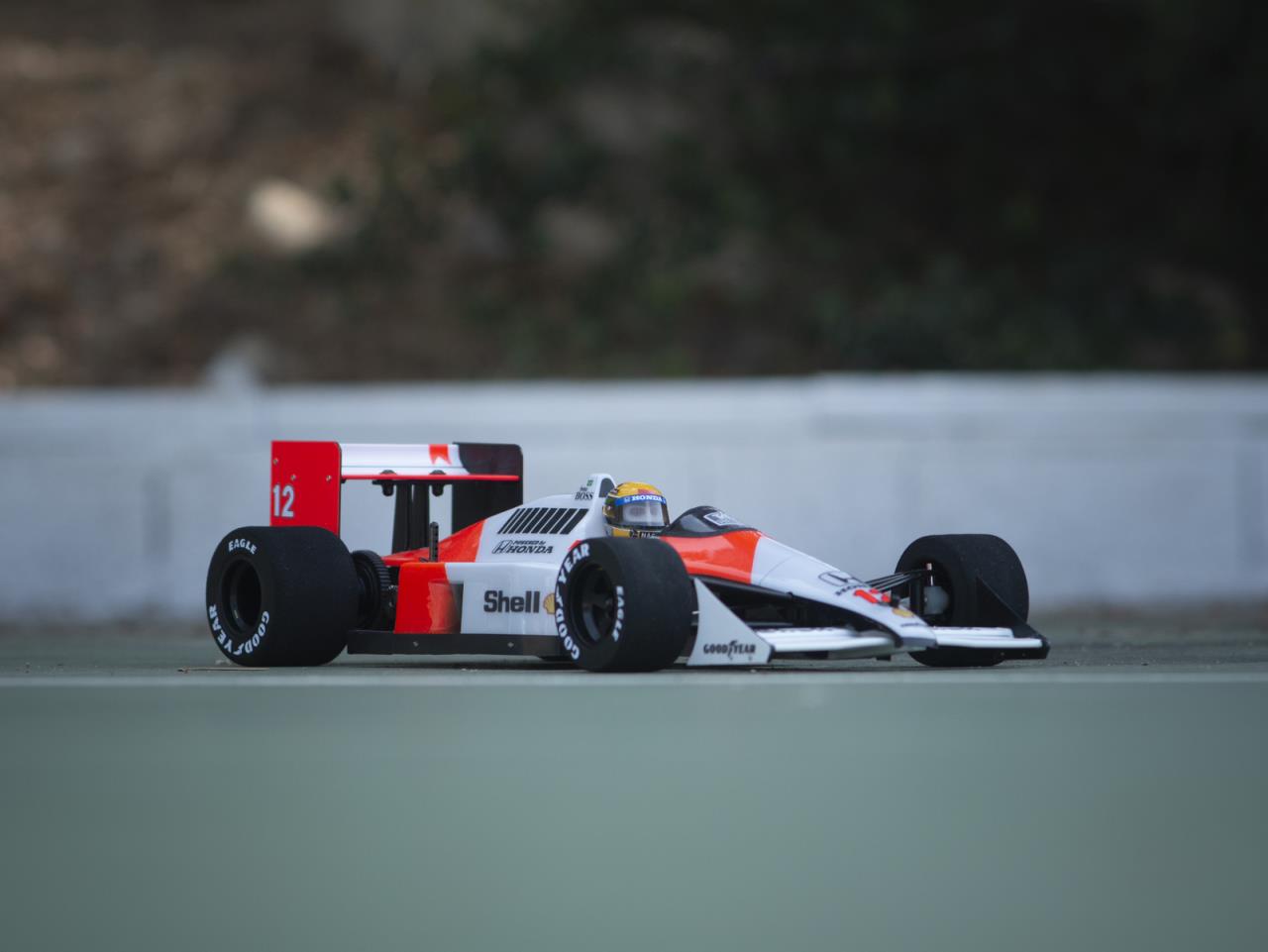 f103 1/10 ラジコン マクラーレン mp4/4 +ヘルメット f103 1/10