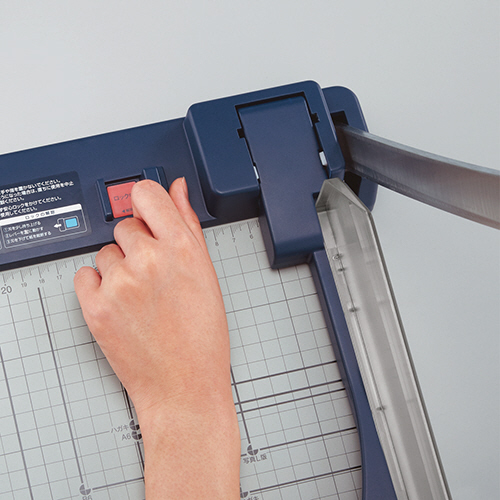 たのめーる】コクヨ ペーパーカッター(押し切り式) A4 DN-G103 1台の通販