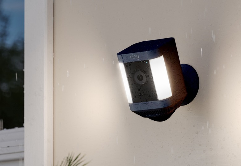 アマゾン Spotlight Cam Plus発売。センサーライト付きセキュリティ