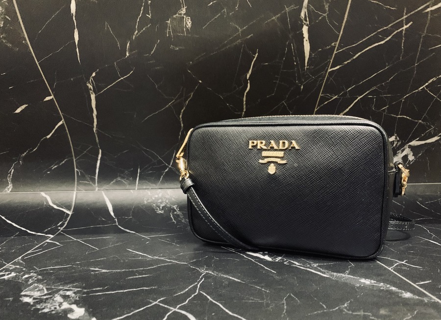 PRADA ブラックレザー ショルダーbag