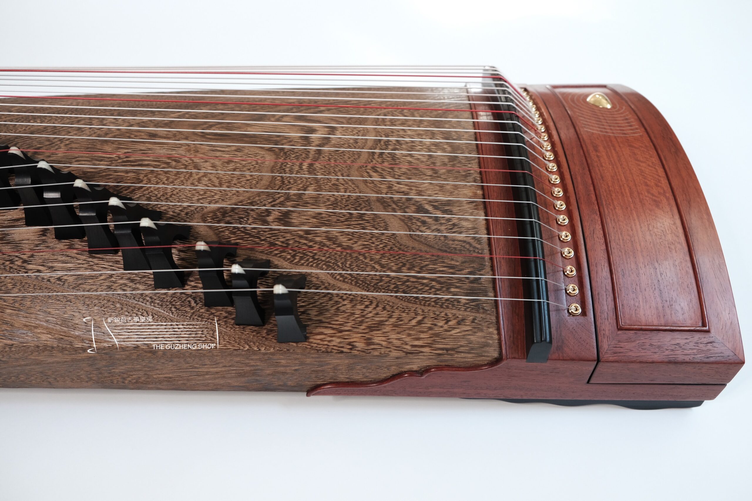 木製 13弦 筝 赤い装飾布付き 木製 13弦 筝 赤い装飾布付き
