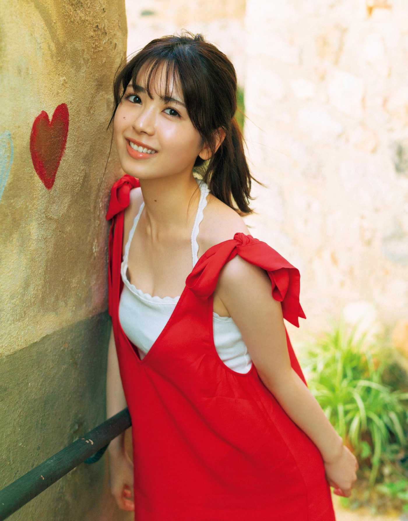 筒井あやめ1st写真集より4種の裏表紙公開！ミニワンピ、サロペットなど