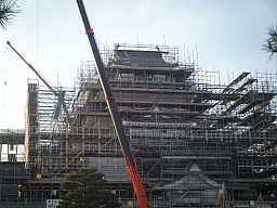 会津若松市・鶴ヶ城の屋根瓦が赤色に！一部公開（ふくしま教育旅行