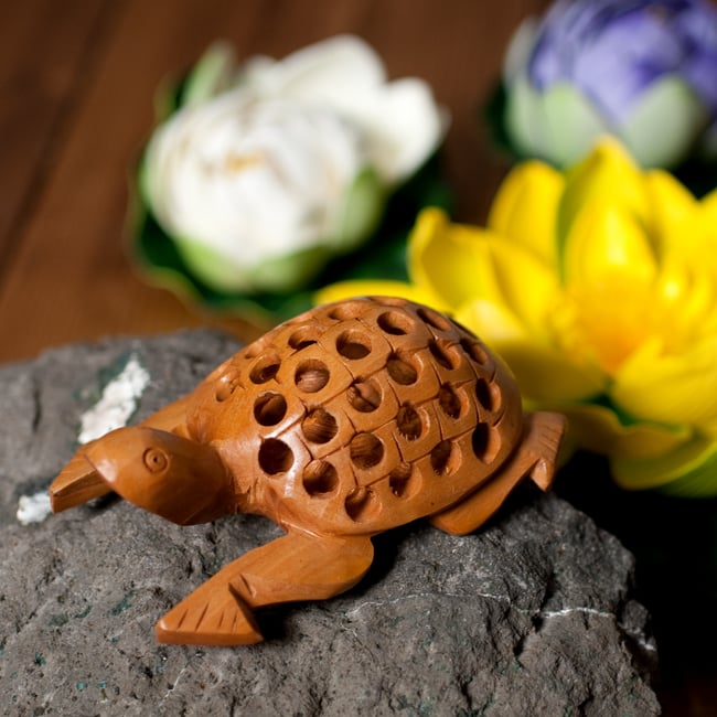 一木造り】インド職人の手作り透かし彫り木像 ジャリ - タートル の