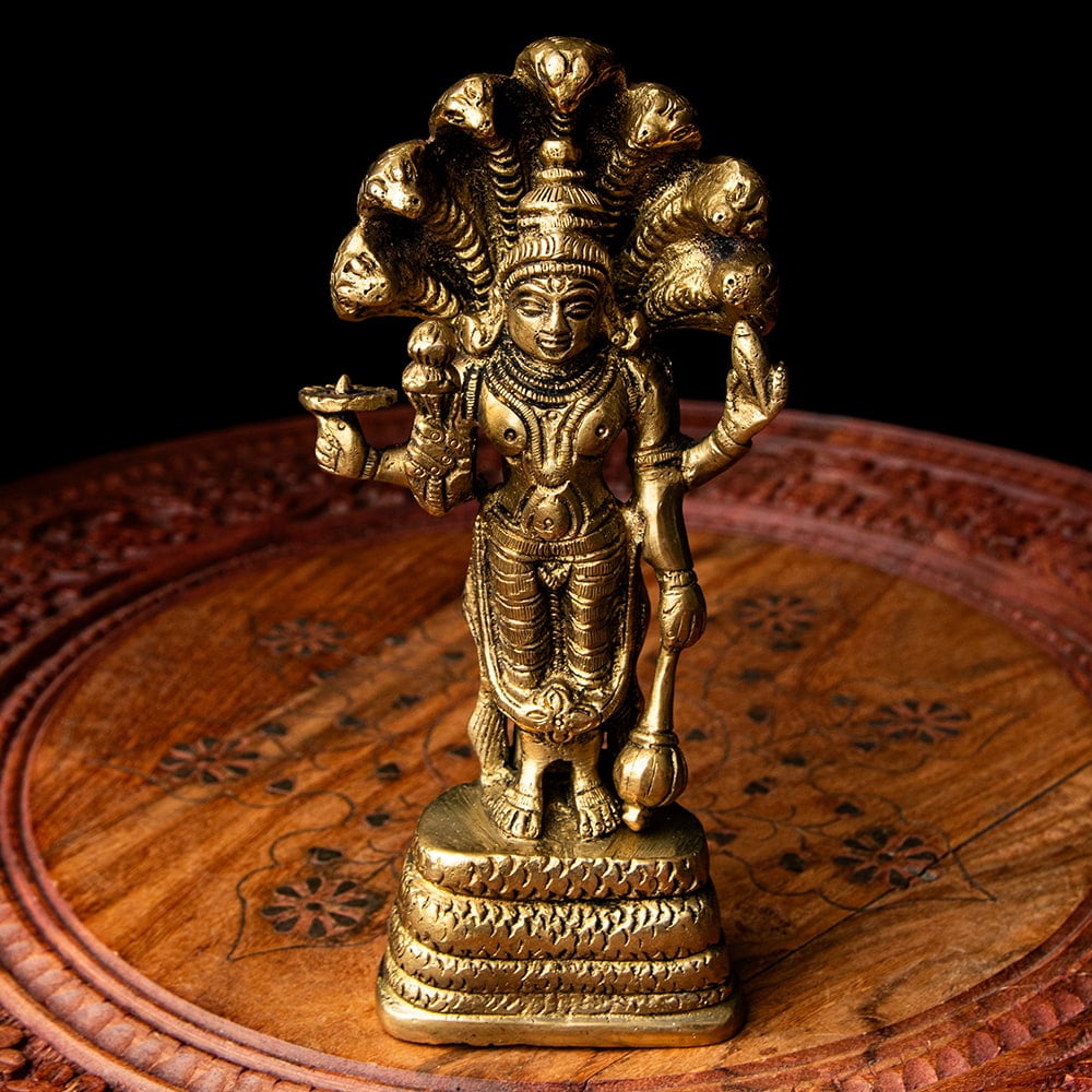 ナーガ（蛇神）に守られた ヴィシュヌ 高さ17cm の通販[送料無料