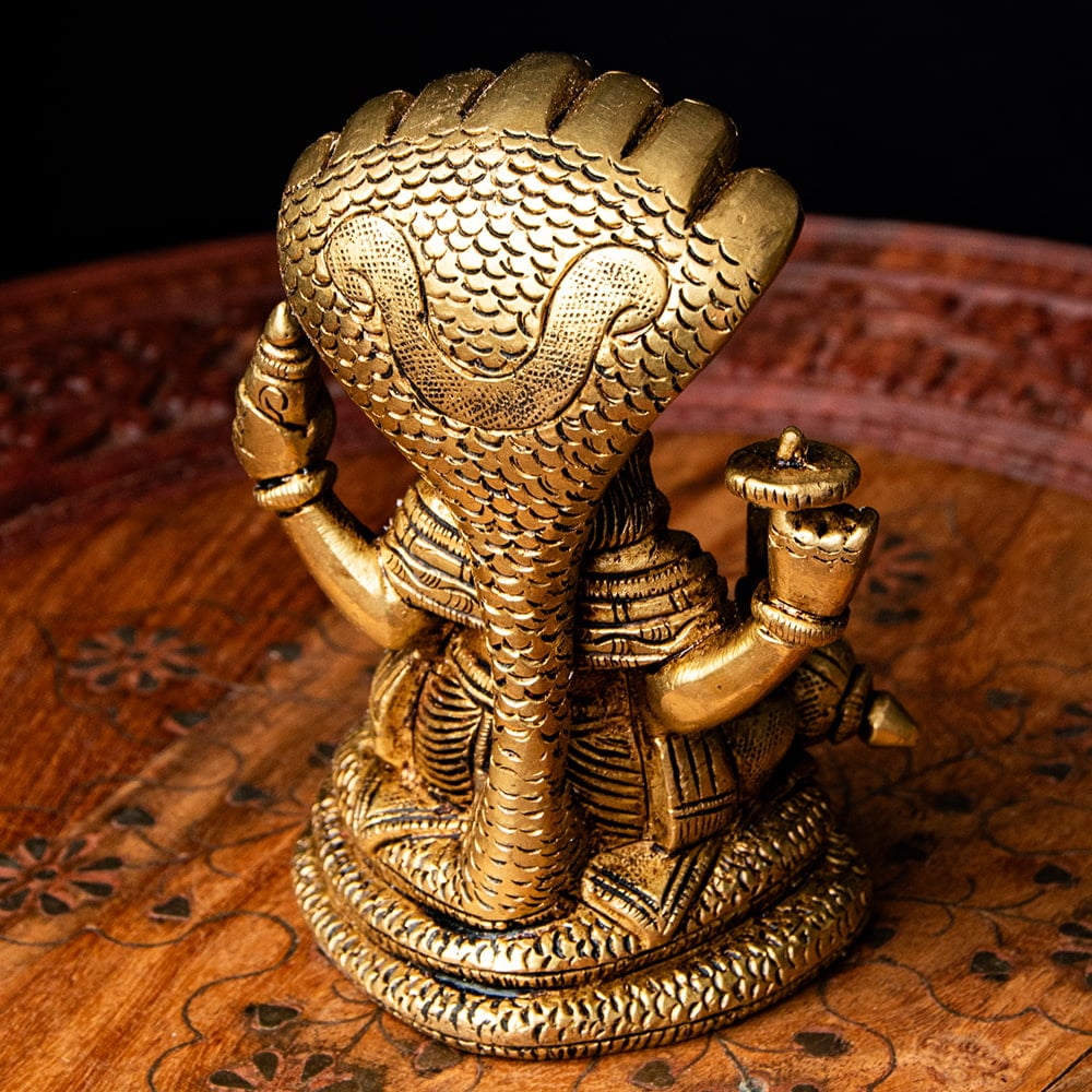 ナーガ（蛇神）に守られた ヴィシュヌ 坐像 高さ12cm の通販[送料無料