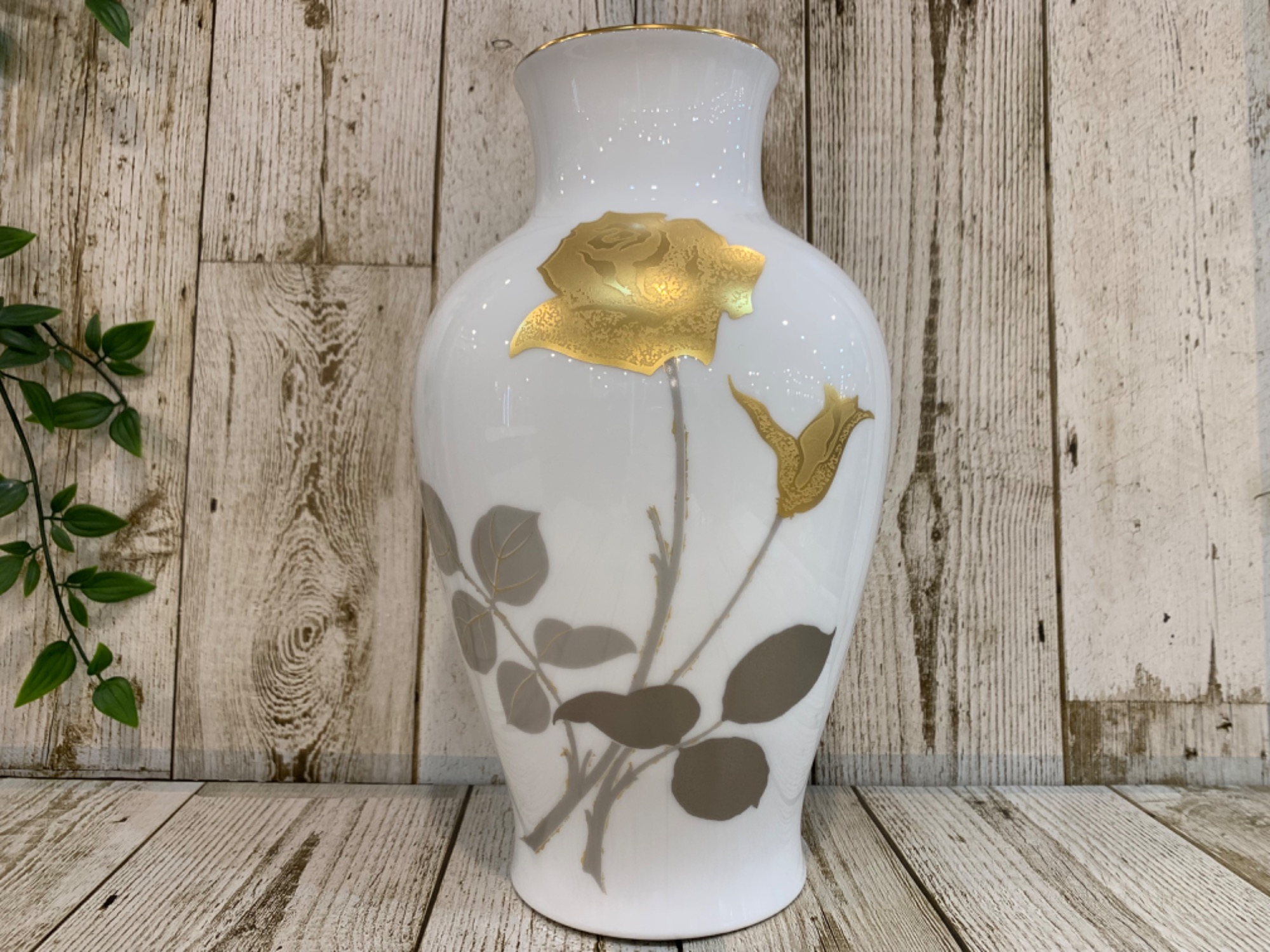 大倉陶園金彩松文花瓶