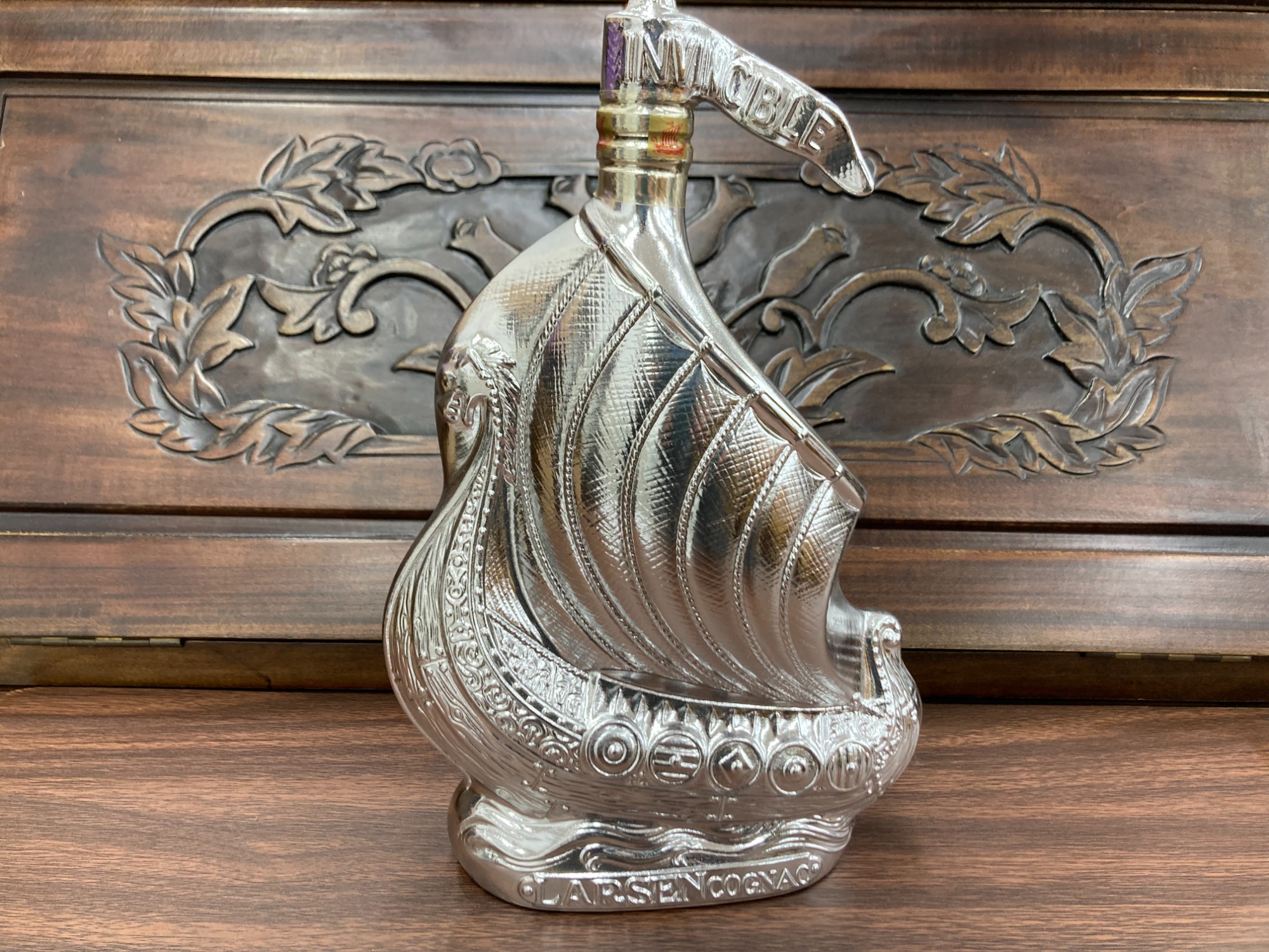 船の形をしたボトルデザインのLARSEN（ラーセン）のコニャックのご紹介