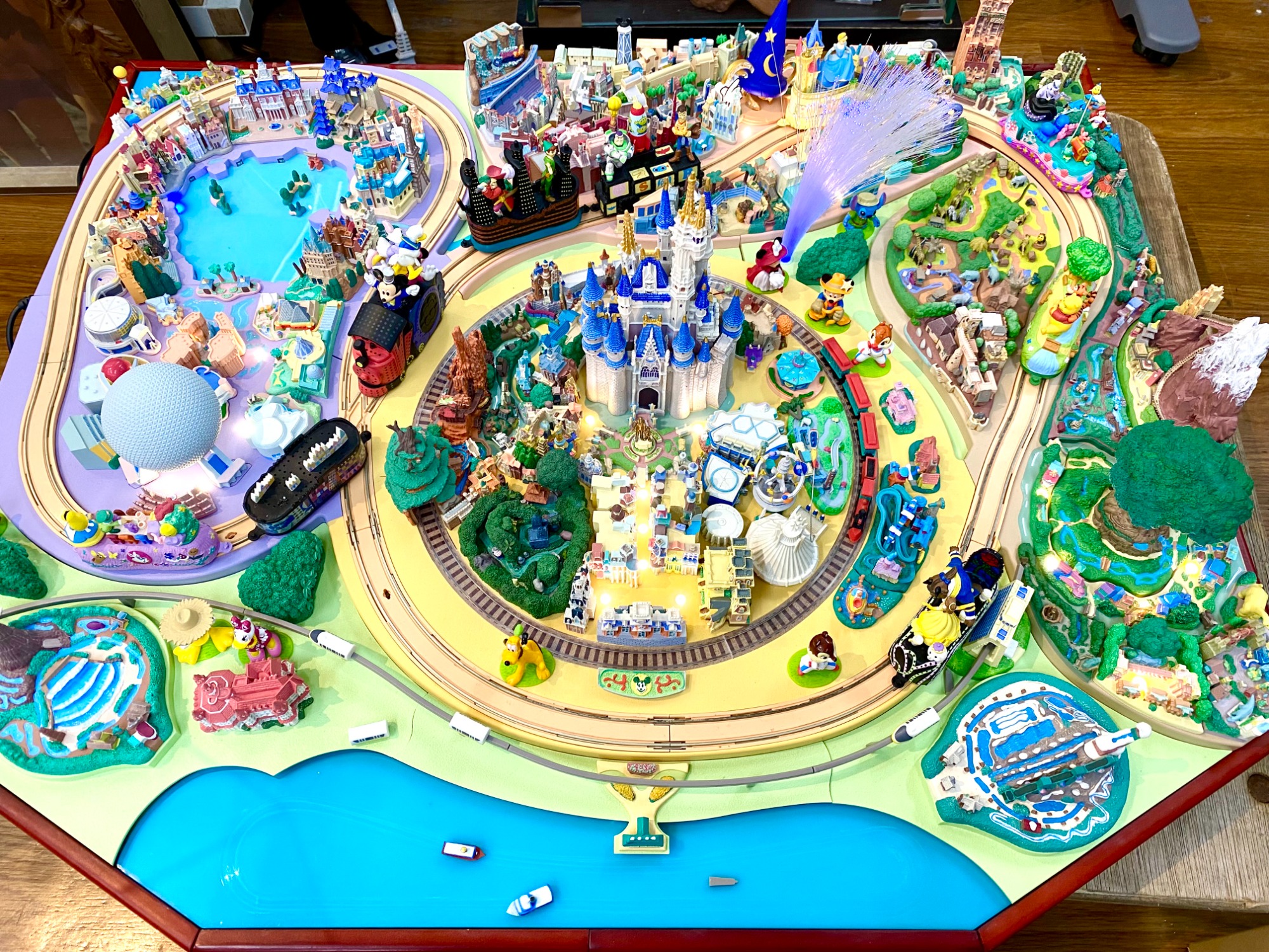 デアゴスティー二】フロリダディズニーのジオラマセットが入荷致しまし