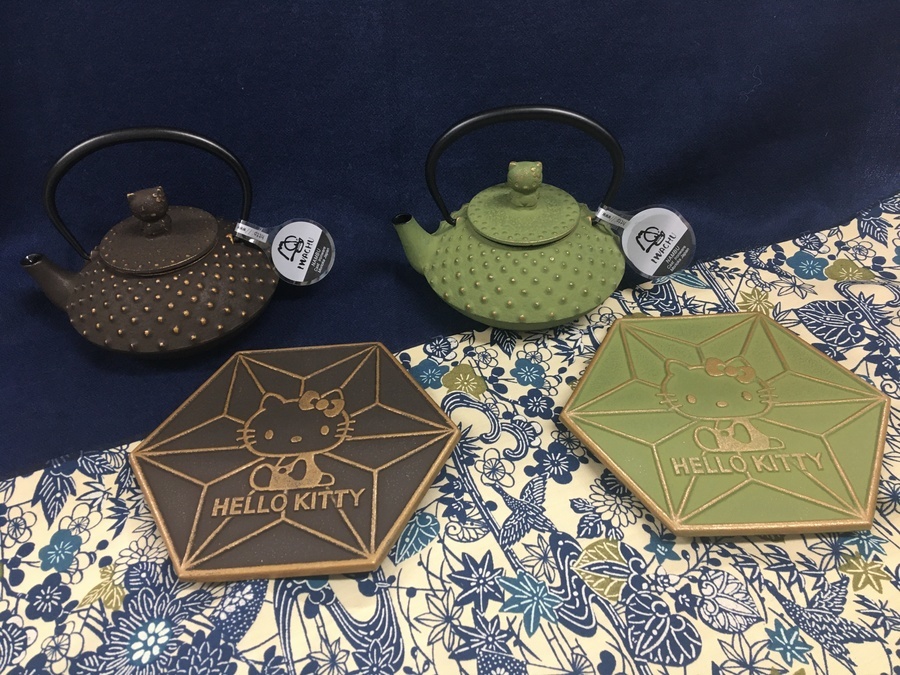岩鋳(いわちゅう)よりハローキティの急須、鍋敷きセット が入荷致し