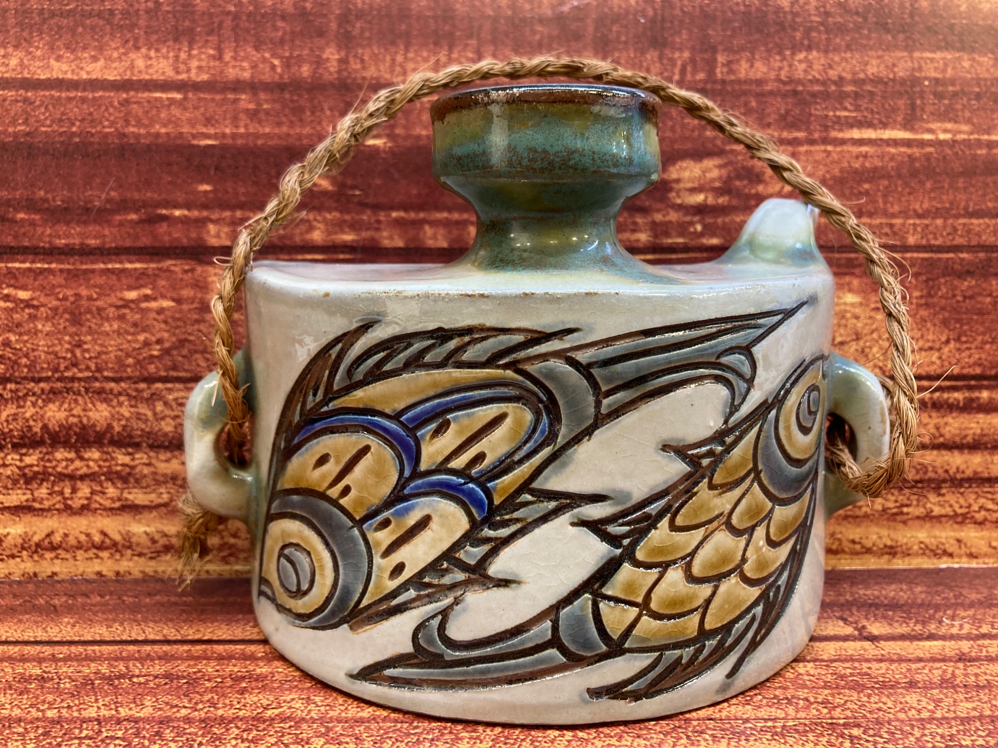 沖縄やちむんより【魚紋抱瓶 宮城須美子】のご紹介です！｜2026年02月