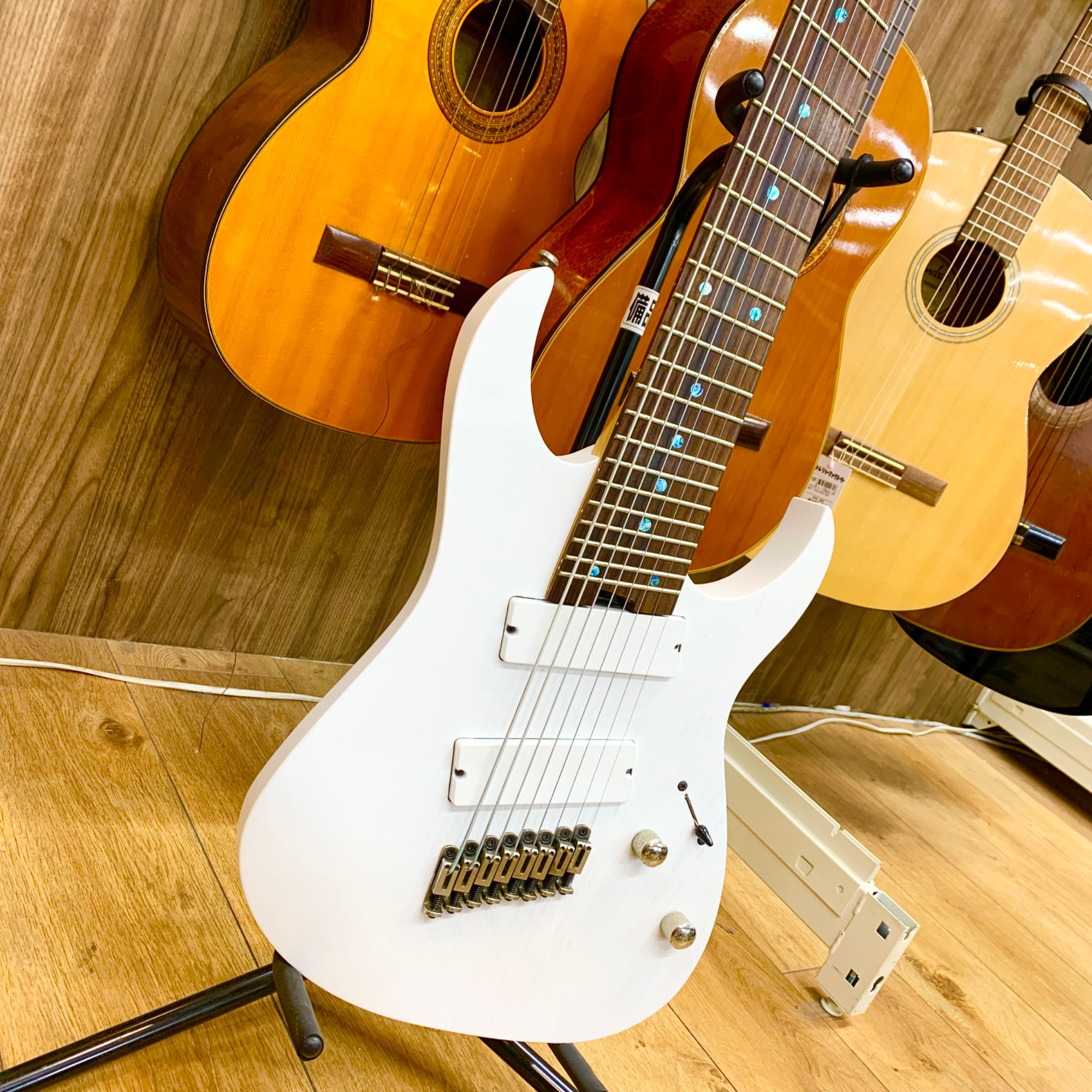 テクニカルフレーズならお手の物】IBANEZ(アイバニーズ) の8弦ギター
