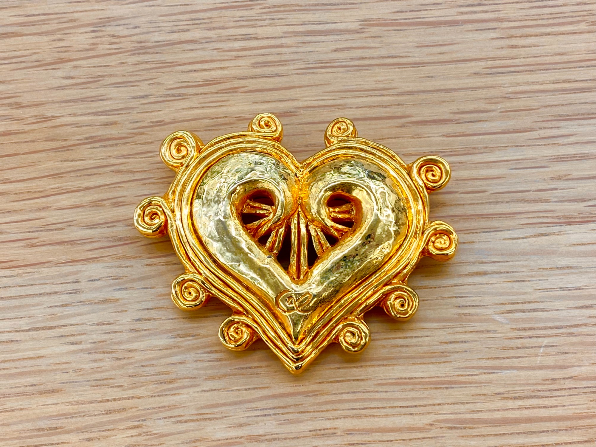 Christian Lacroix(クリスチャン ラクロワ) ハートモチーフブローチの