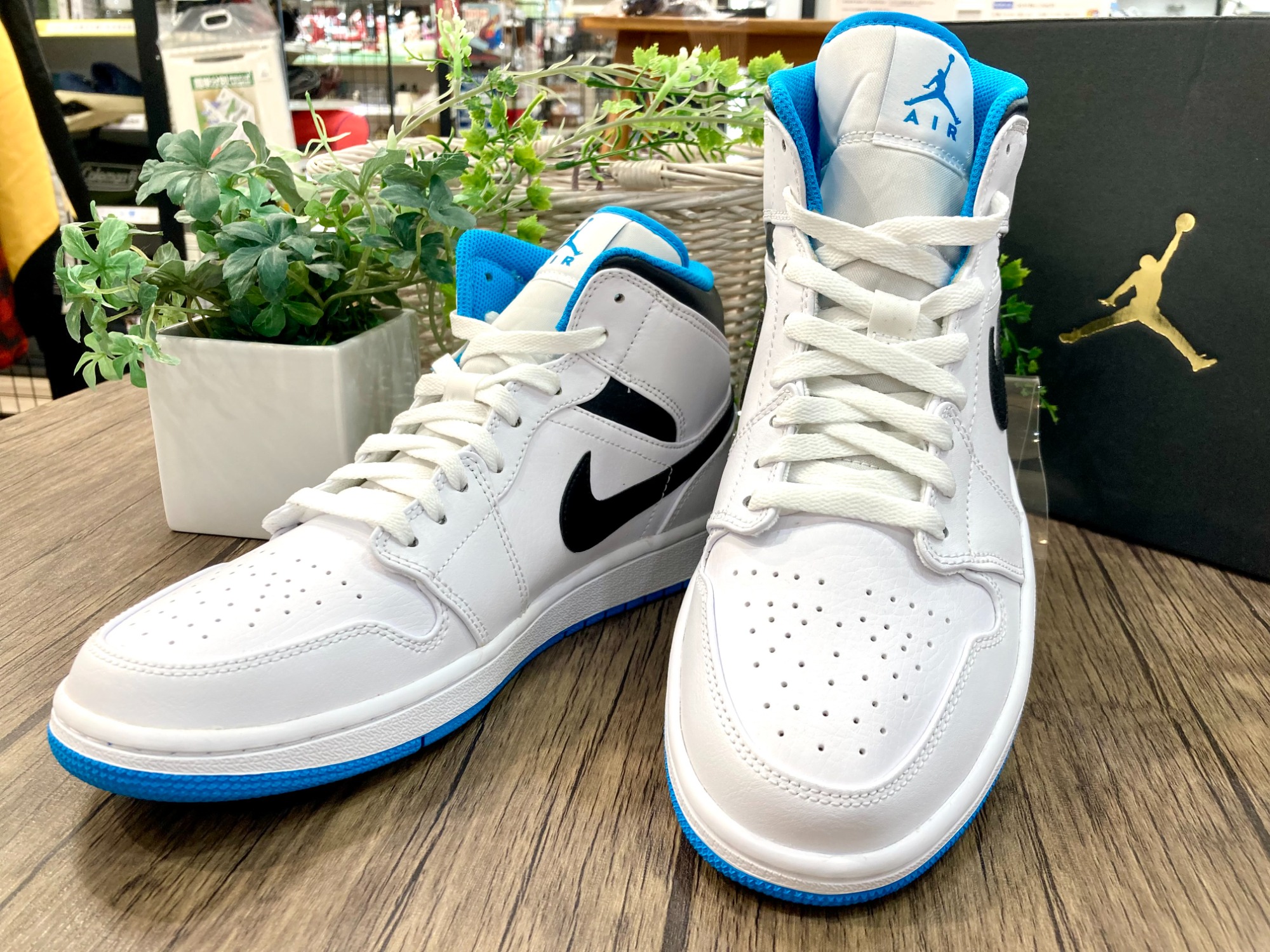 NIKE Air Jordan(エアジョーダン) 1ミッドスニーカー 