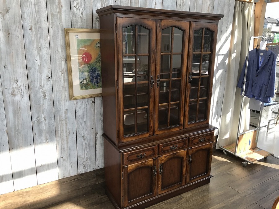 Karimoku（カリモク）】今も変わらないデザイン。アンティークな3枚扉