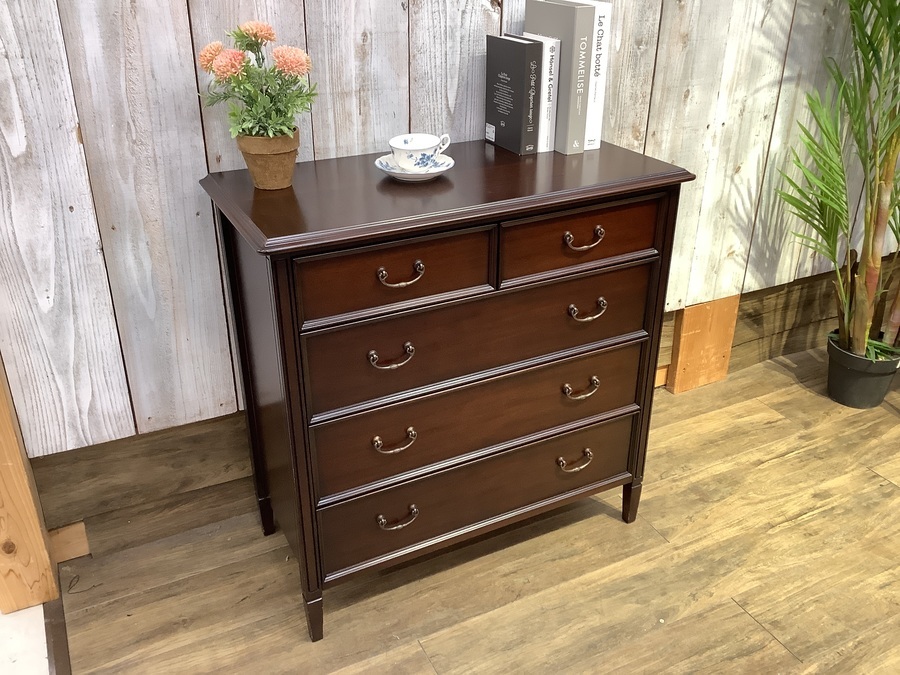 東海家具】クラシックなデザインが特徴的な4段ミドルチェスト（ケント