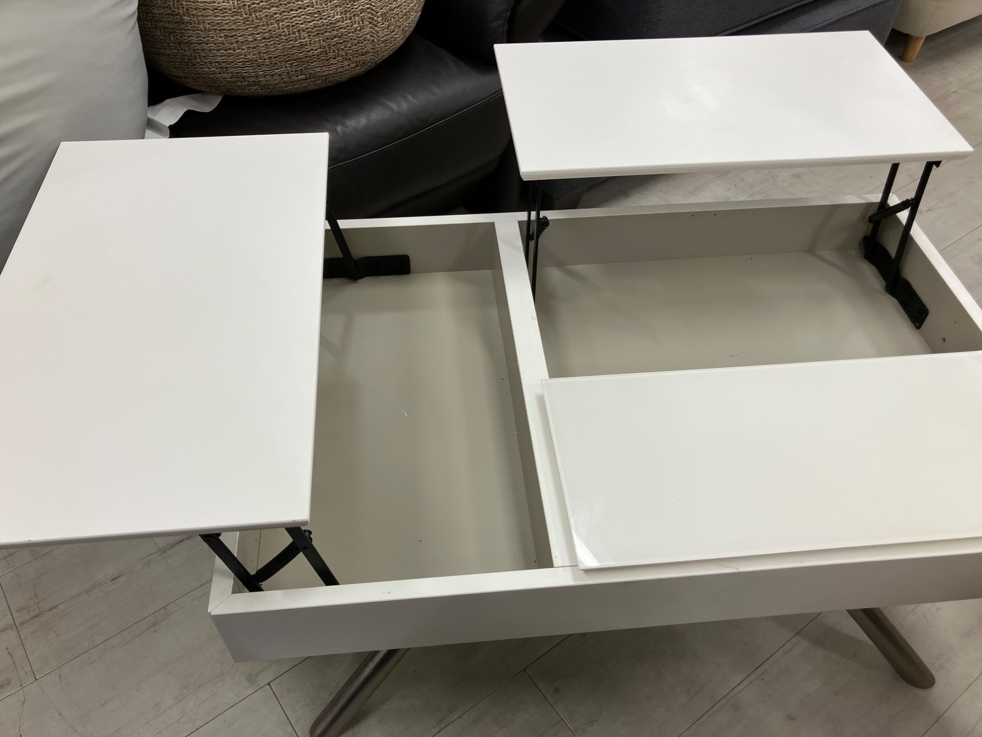 洗練されたデザイン【BoConcept/ボーコンセプト】ローテーブルが入荷