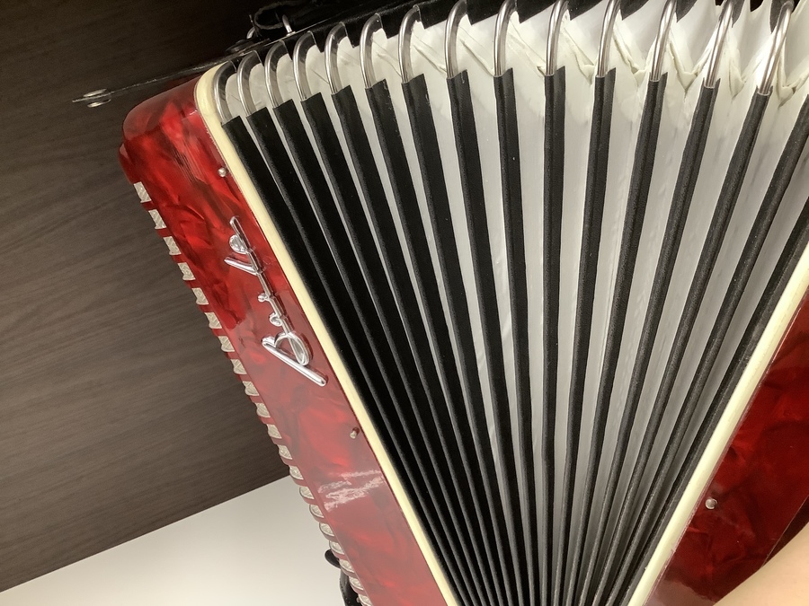 赤色がとっても綺麗なBAI-LE(バイレ)のアコーディオンのご紹介です