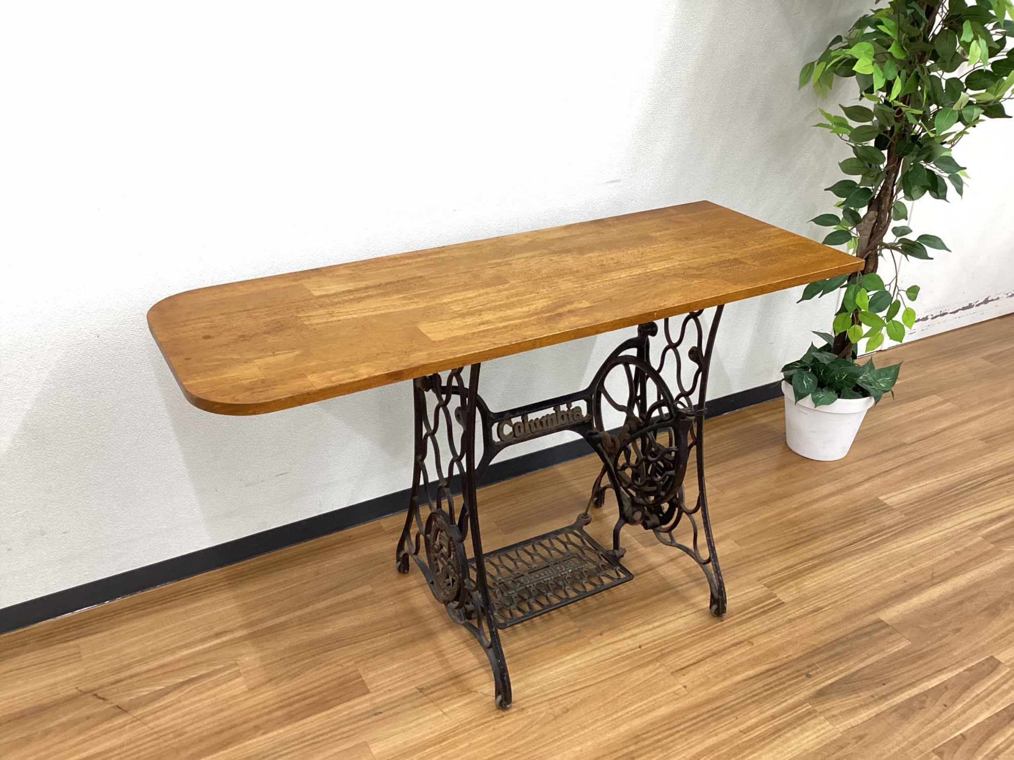 アンティークミシン台をリメイクしたカフェテーブルが入荷しました