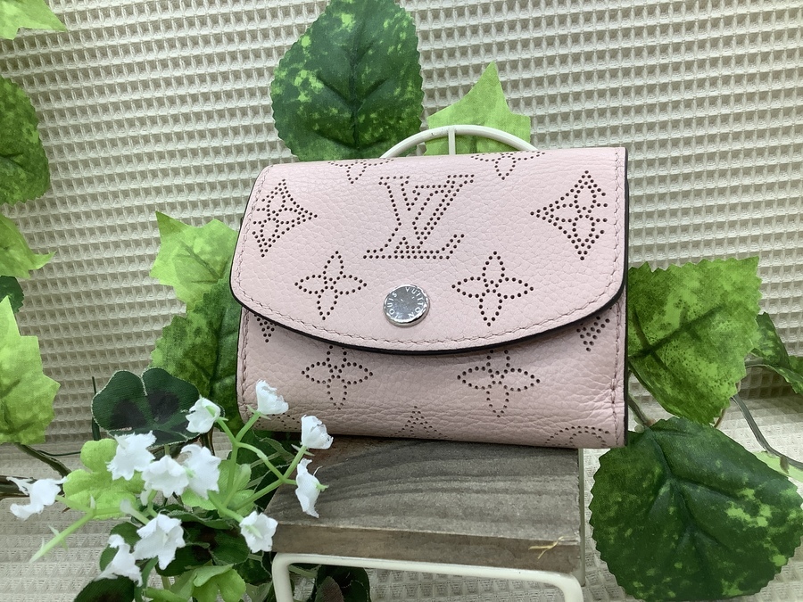 LOUIS VUITTON(ルイ・ヴィトン) マヒナ ポルトフォイユ・イリスXS三