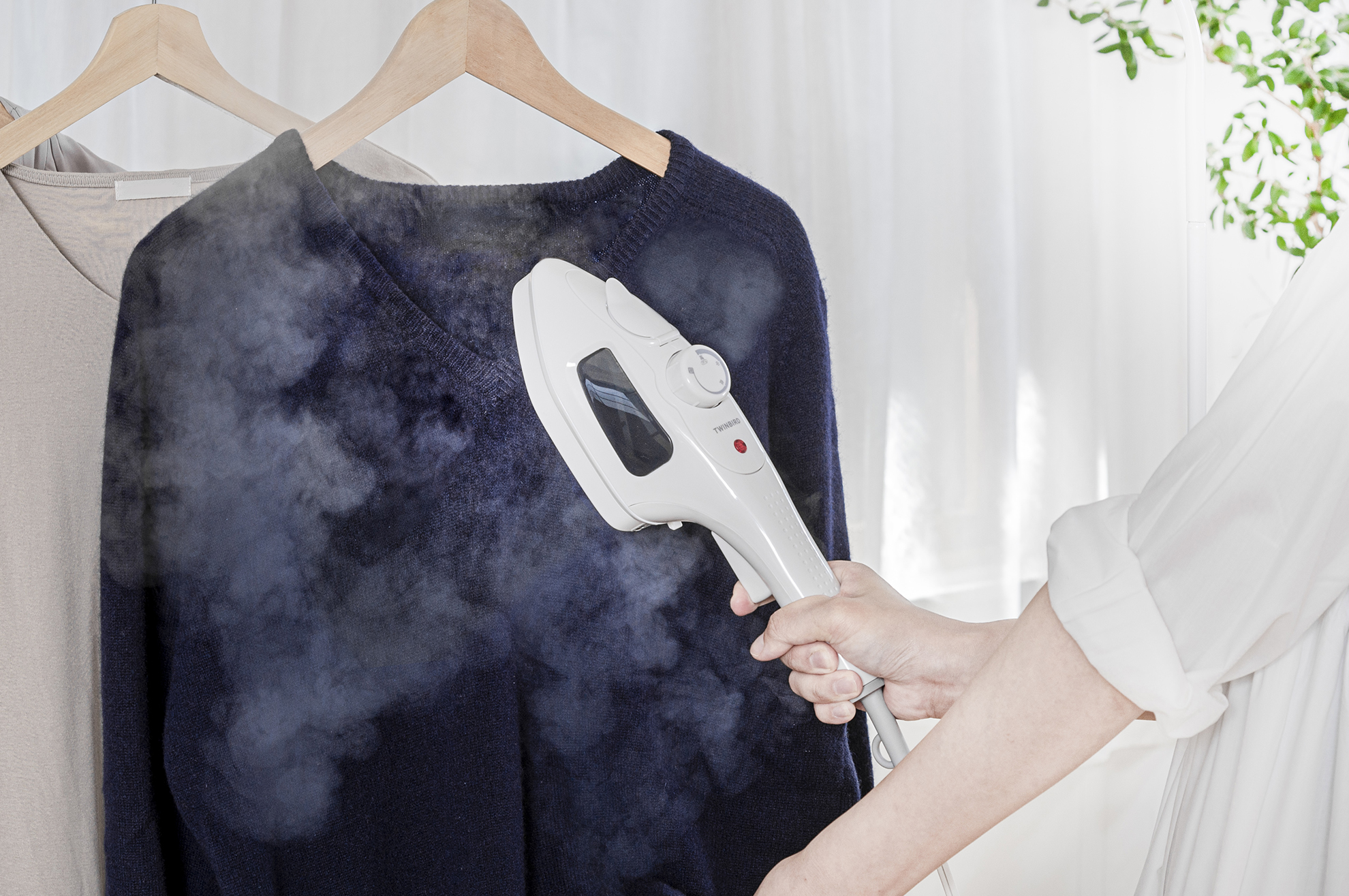 シワ伸ばしから脱臭まで！ハンディースチーマーでニット・セーターを