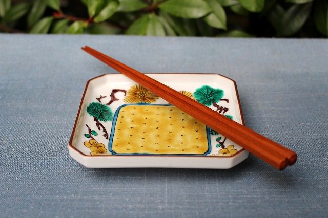 石川県加賀市で作陶されている九谷焼窯元九谷美陶園さんの松に梅文様四