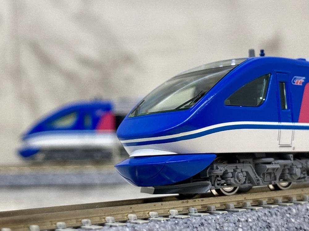 前面もカッコイイけど窓もすごい！ KATOのHOT7000系の魅力をご紹介