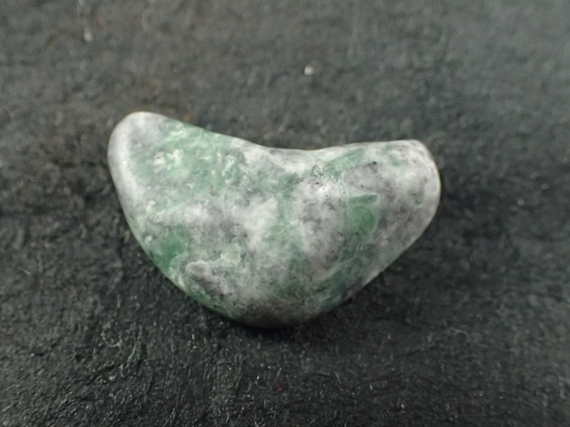 糸魚川翡翠 横川 青翡翠 川石 原石 416g 糸魚川 翡翠・横川ヒスイ