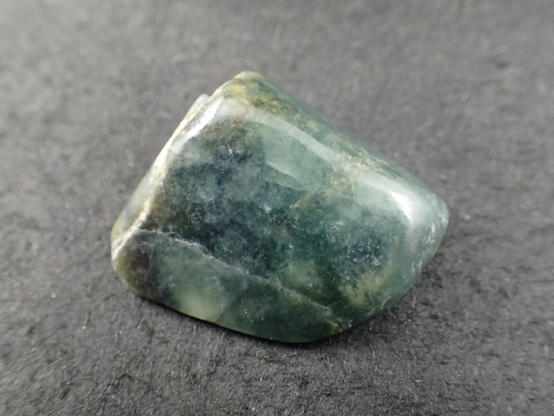 最高品質ダークグリーン糸魚川翡翠(Itoigawa Jade) 新潟県糸魚川市産