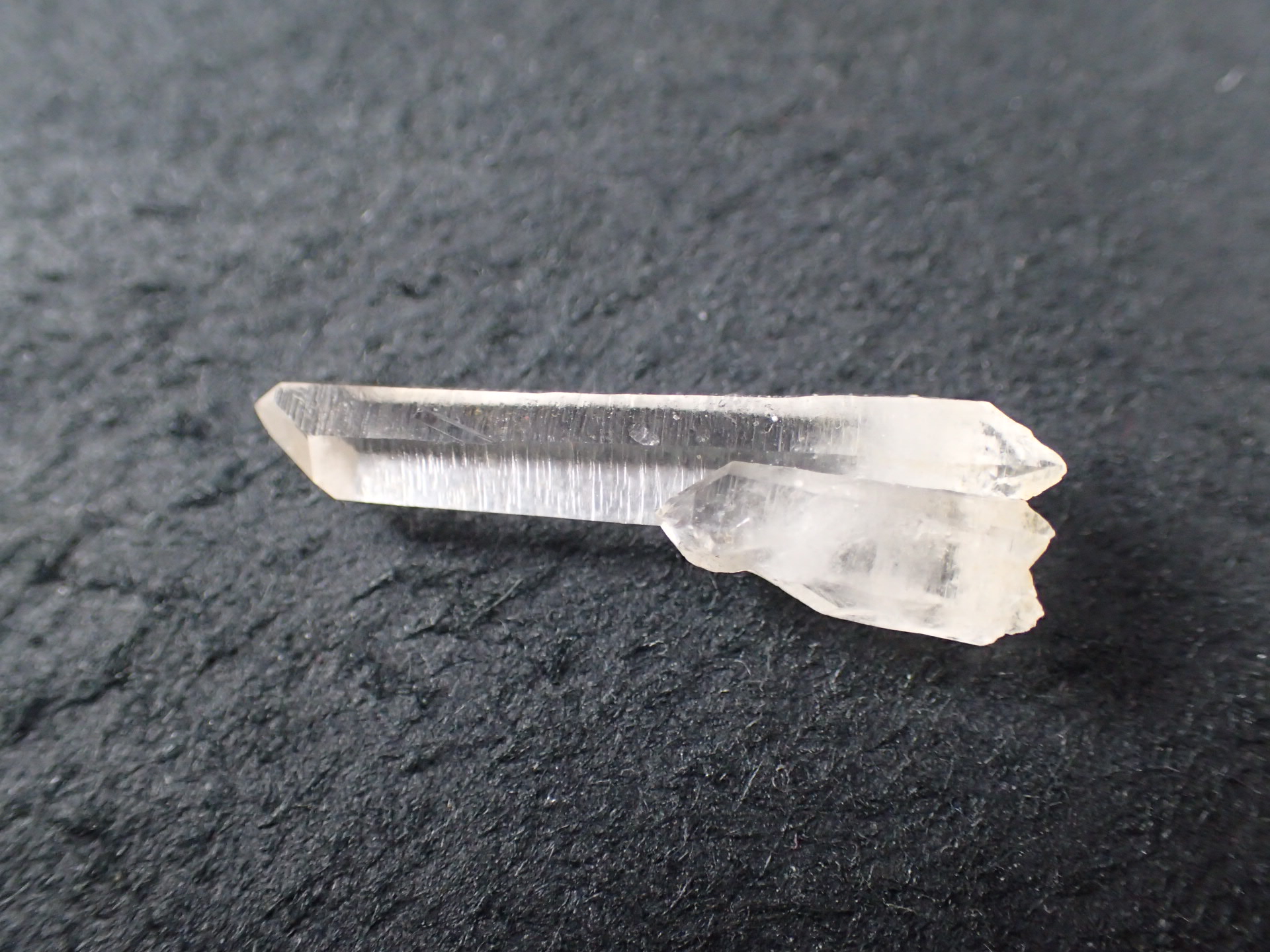 山梨県乙女鉱山国産天然水晶虹入り水晶1558g国産鉱物 硫黄入り水晶