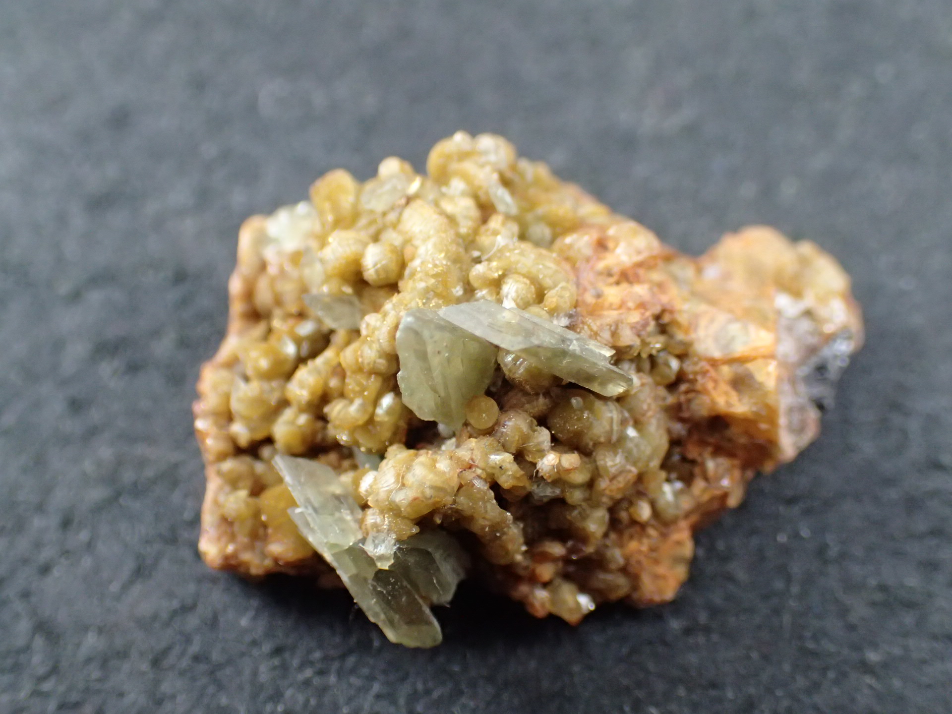 ラドラム鉄鉱 (Ludlamite) - Rock Identifier ボリビア産 ラドラム鉄鉱