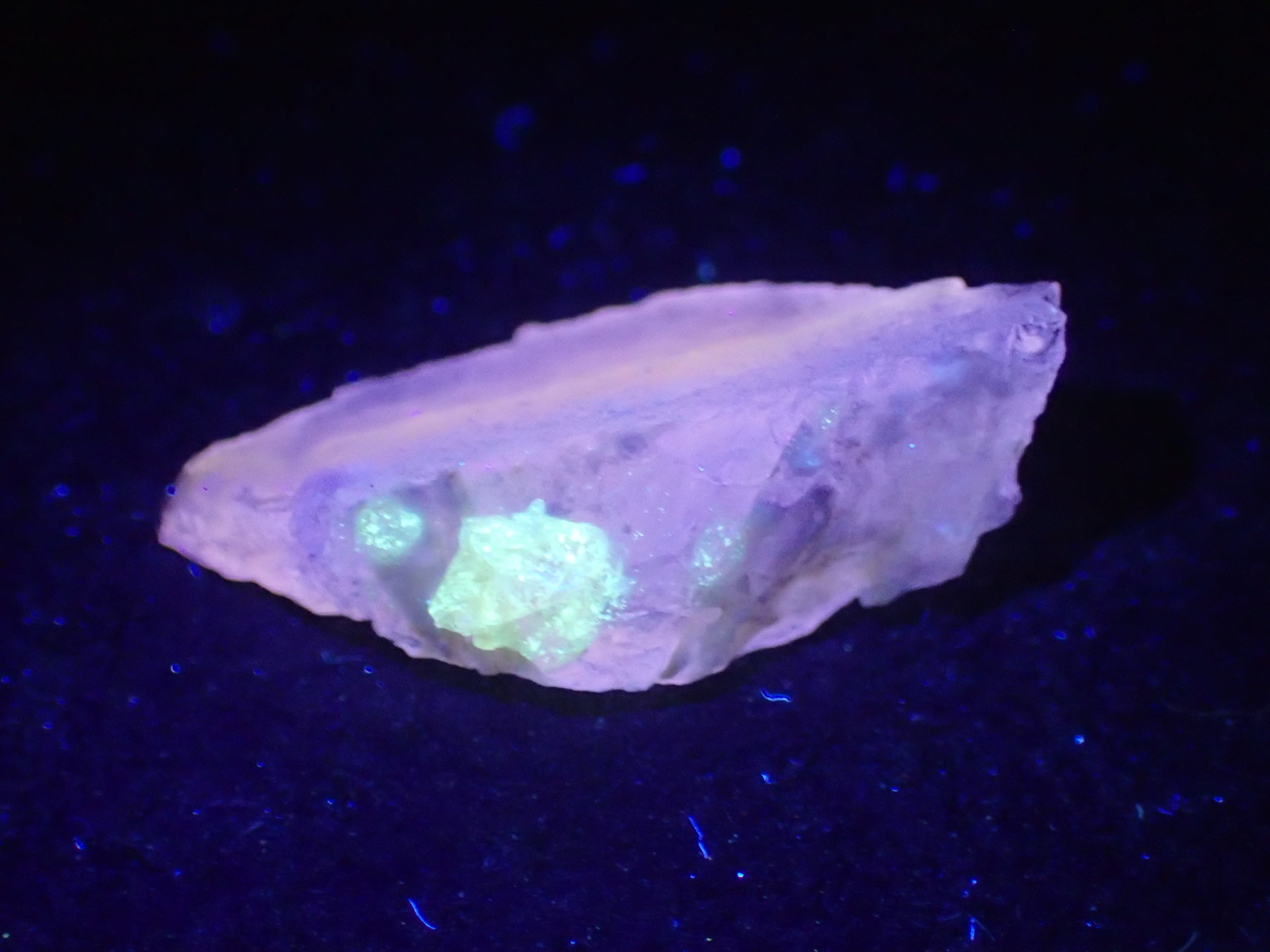 最高品質蛍光オパール 北海道鹿追町然別湖西方産 ｜石の販売専門店