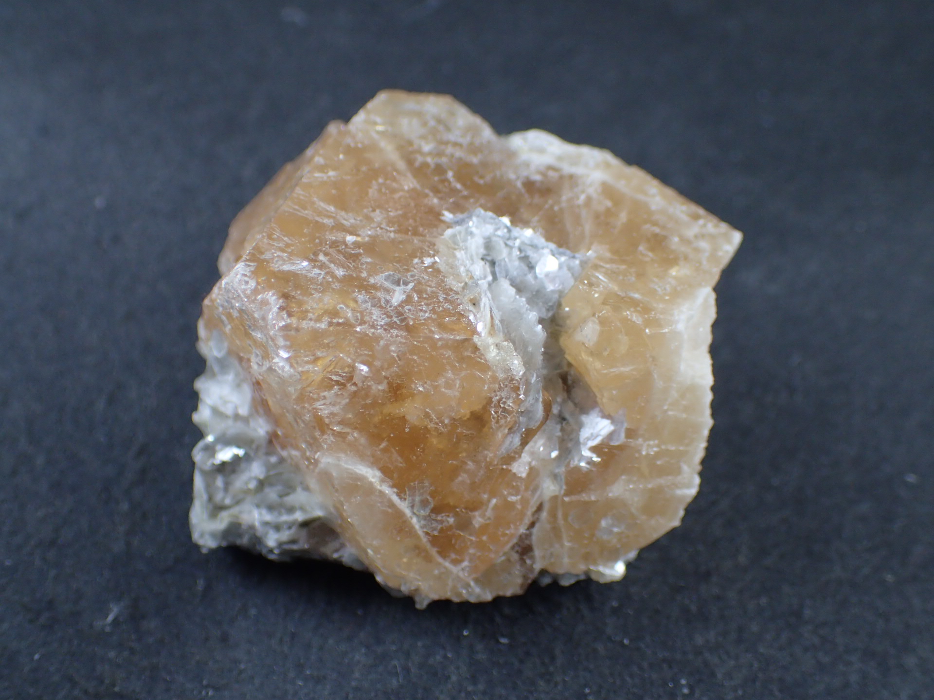 灰重石(Scheelite) ｜石の販売専門店【vec stone club】