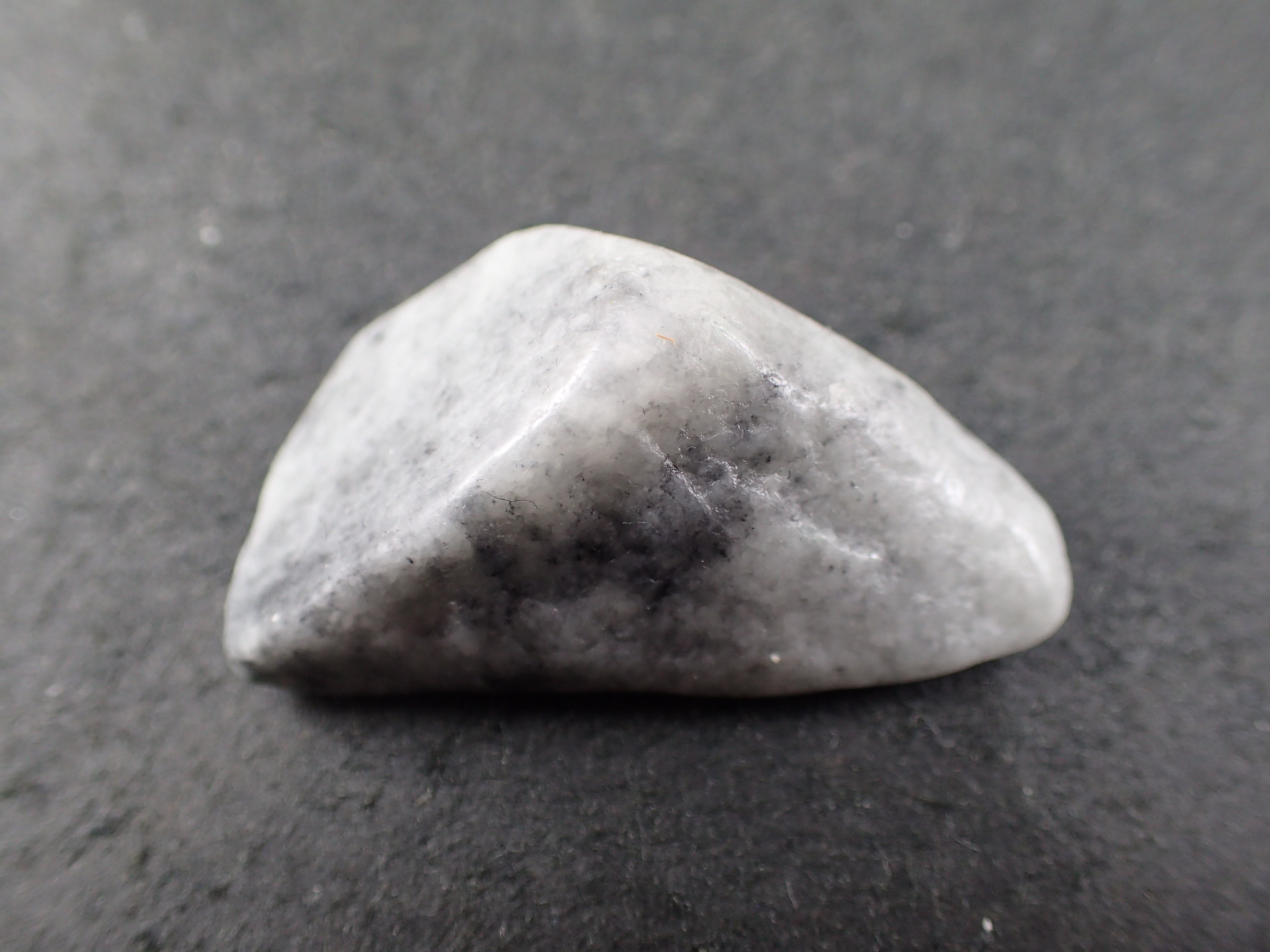 最高品質グレー糸魚川翡翠(Itoigawa Jade) 新潟県糸魚川市産 ｜石の