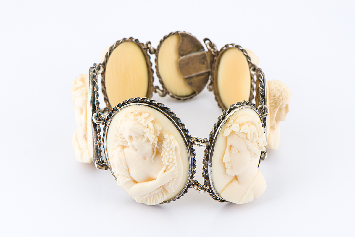アイボリーカメオブレスレット ｜ リング・指輪・ネックレスを中心に