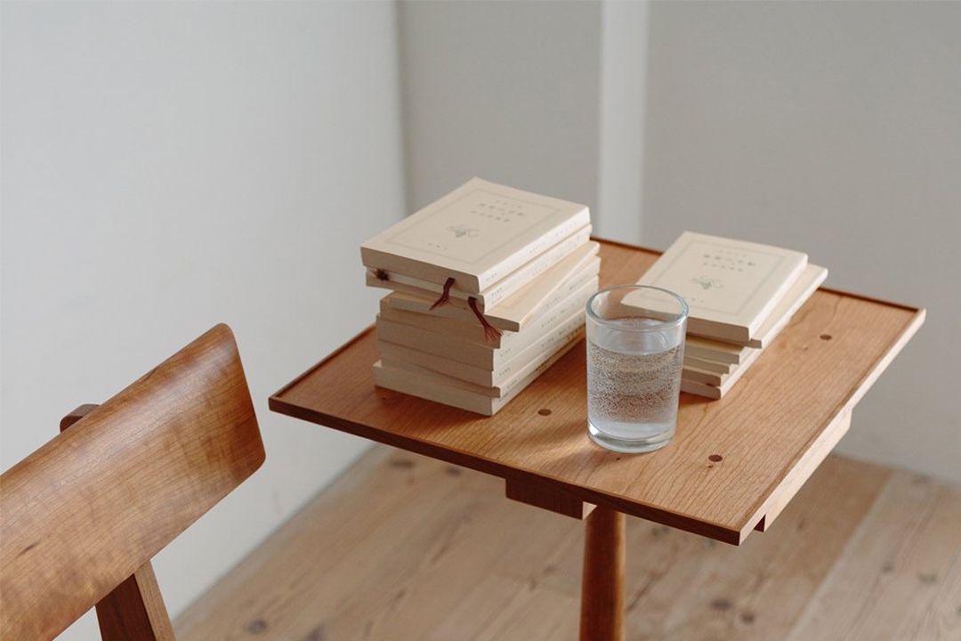 広松木工 HARVARD スタンドウィズドロワー 木製三脚サイドテーブル