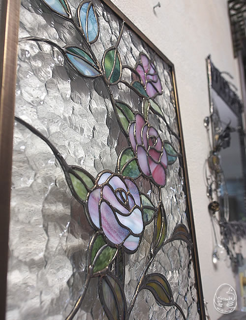 ステンドグラス ピンクローズのパネル(スタンド付)縦65.3㎝×横47