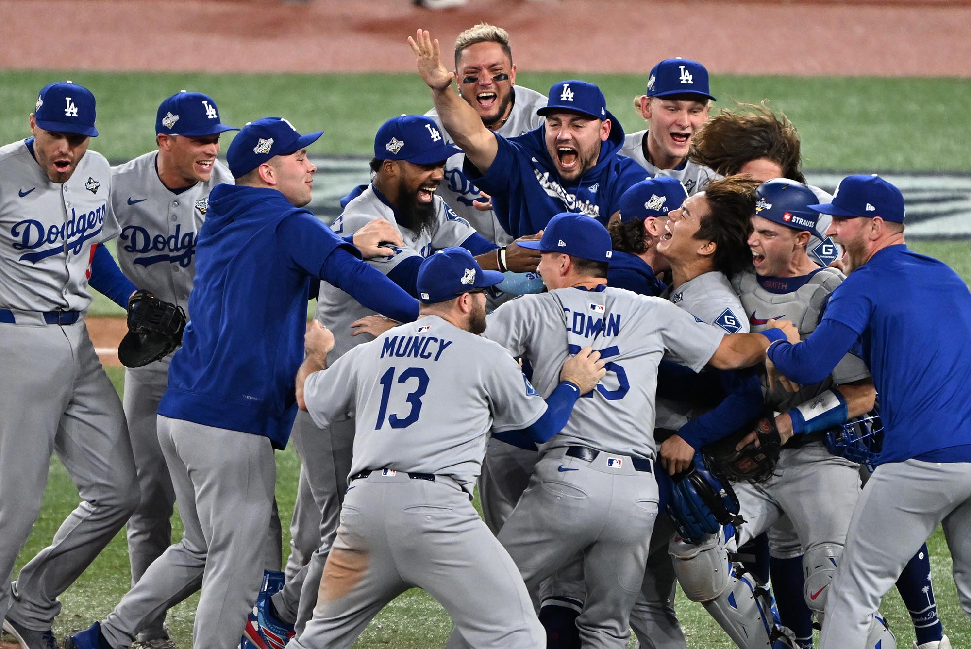 今年の漢字また「金」ですが…額縁は五輪色・大谷選手にちなんだAの