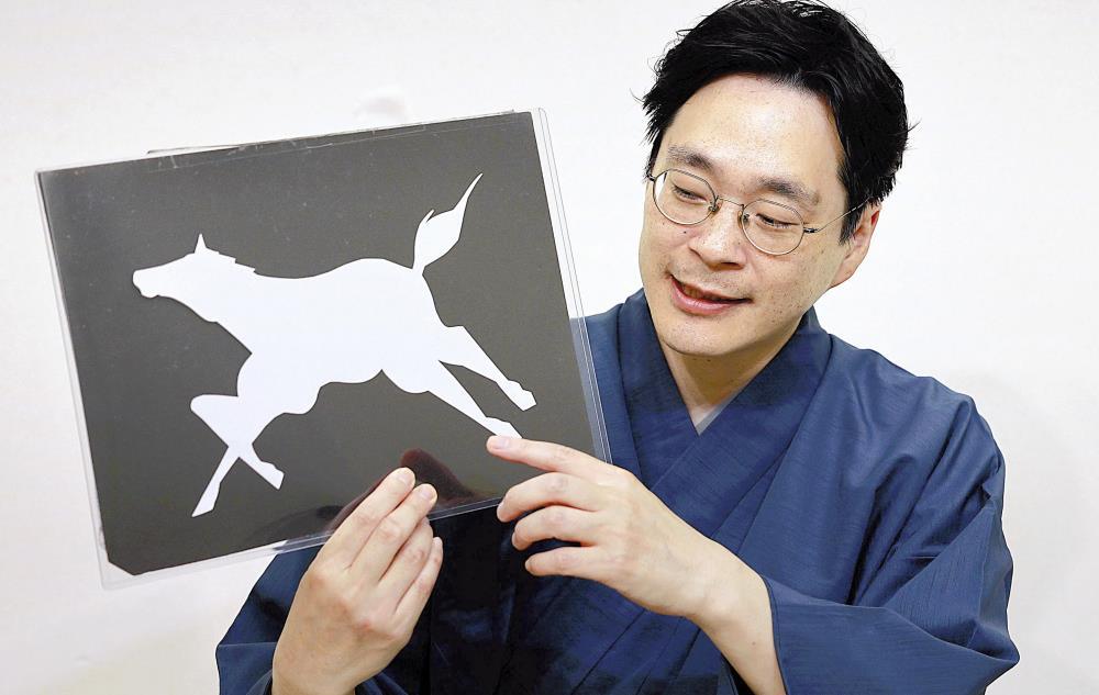 寄席の「紙切り」林家楽一さん、ハサミを手に自在に切り出す : 読売新聞