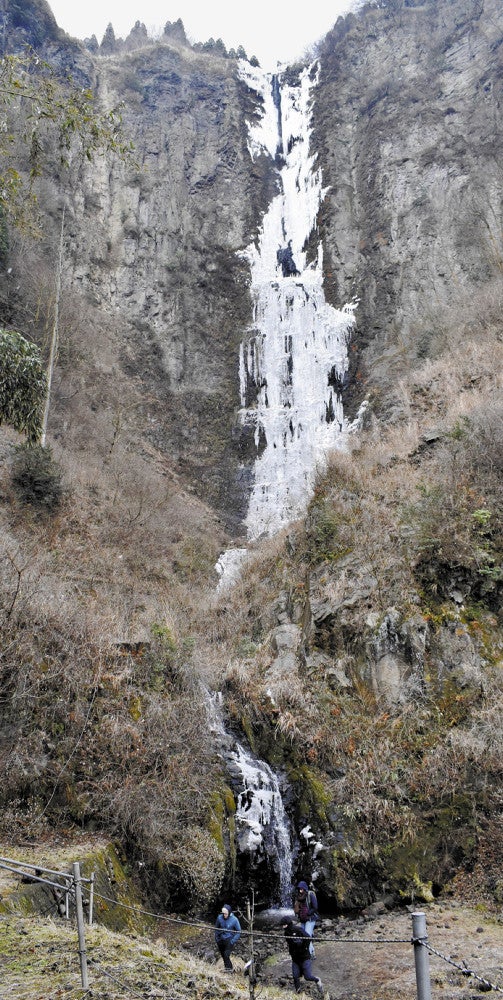 古閑の滝」寒気で氷瀑に…熊本県阿蘇市、2月22日までの土曜日は