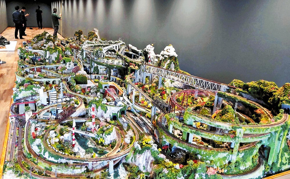 旧高千穂鉄道の精巧ジオラマ畳6枚分、旭化成の煙突や宮崎交通バスも