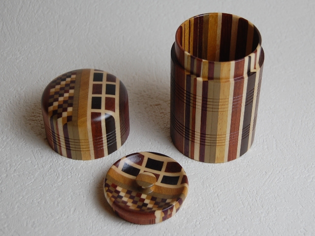 寄木無垢丸茶筒 縞市松 商品詳細｜寄木細工・箱根細工｜いづみやがお